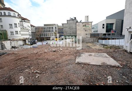 Stuttgart, Deutschland. November 2023 30. Blick auf eine Baustelle der Signa Group an der Ecke Königstraße und Schulstraße im Stadtzentrum. Nach der Insolvenz der Signa Holding GmbH des österreichischen Immobilienunternehmers Benko will eine Tochtergesellschaft ihre Beteiligungen an Investoren verkaufen. Quelle: Bernd Weißbrod/dpa/Alamy Live News Stockfoto