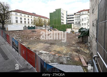 Stuttgart, Deutschland. November 2023 30. Blick auf eine Baustelle der Signa Group an der Ecke Königstraße und Schulstraße im Stadtzentrum. Nach der Insolvenz der Signa Holding GmbH des österreichischen Immobilienunternehmers Benko will eine Tochtergesellschaft ihre Beteiligungen an Investoren verkaufen. Quelle: Bernd Weißbrod/dpa/Alamy Live News Stockfoto