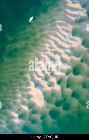 Aus der Vogelperspektive eines Bootes, das an der Kamel-Mündung bei Ebbe, Rock, Cornwall, England liegt. Sumemr (Juli) 2022. Stockfoto