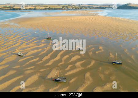 Luftbild von Booten, die auf Sandstäben in der Camel Estuary, Rock, Cornwall, England gestrandet sind. Sommer (August) 2022. Stockfoto