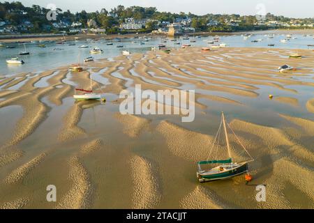 Luftbild von Booten, die auf Sandbänken in der Kamelmündung in der Nähe des Dorfes Rock, Cornwall, England, gestrandet sind. Sommer (August) 2022. Stockfoto