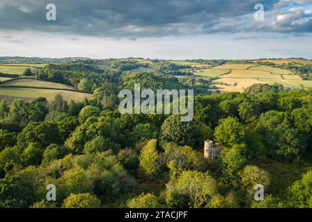 Aus der Vogelperspektive des Rushford Tower, einer wenig bekannten viktorianischen Folly aus dem 19. Jahrhundert in der Nähe von Chagford im Dartmoor National Park, Devon, England. Sommer (August) 20 Stockfoto