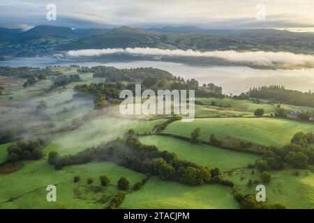 Aus der Vogelperspektive auf die sanfte Landschaft in der Nähe von High Wray, mit Lake Windermere in der Ferne, Lake District National Park, Cumbria, England. Stockfoto