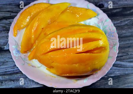 Ägyptische Sorte frische Mangobrüchte, Beid El AGL große Mangos, die häufig in frischem Saft verwendet werden. Mango ist eine essbare Steinfrucht, die vom To produziert wird Stockfoto