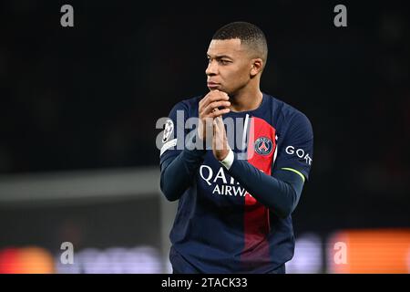 PARIS, FRANKREICH - 28. NOVEMBER: Kylian Mbappe von PSG applaudiert den Fans beim UEFA Champions League-Spiel zwischen Paris Saint-Germain und Newcastle Unite Stockfoto