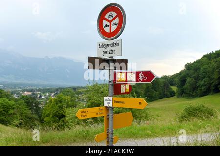 Vaduz, Liechtenstein - 02. Juni 2017: Wegweiser bei Schloss Gutenberg in Vaduz, Liechtenstein. Stockfoto