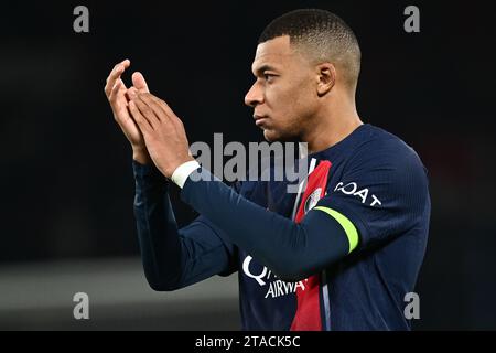 PARIS, FRANKREICH - 28. NOVEMBER: Kylian Mbappe von PSG applaudiert den Fans beim UEFA Champions League-Spiel zwischen Paris Saint-Germain und Newcastle Unite Stockfoto