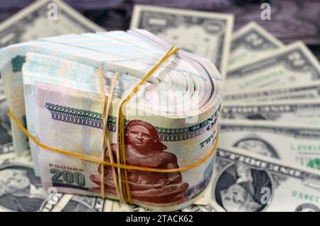 Gefaltete äßte ägyptische Geldscheine von 100, 200, 50 EGP LE ein und zweihundert ägyptische und fünfzig Pfund auf US-Dollar-Banknoten, Egyp Stockfoto