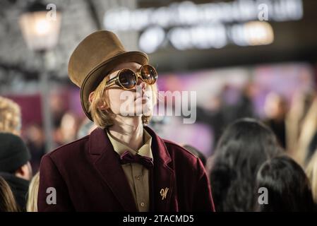 London, Großbritannien. November 2023. Ein Gast besucht die „Wonka“-Weltpremiere in der Royal Festival Hall. Warner Bros Bilder zeigen die Weltpremiere von „Wonka“ in London in der Royal Festival Hall. Quelle: SOPA Images Limited/Alamy Live News Stockfoto