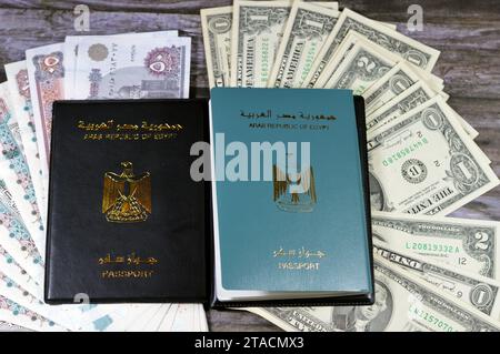 Ägyptisches Pass-Schwarzes Buch, Übersetzung arabischer Wörter (Pass der Arabischen republik Ägypten) und Schwarzes Passbuch mit ägyptischen Pfund und Amerika Stockfoto