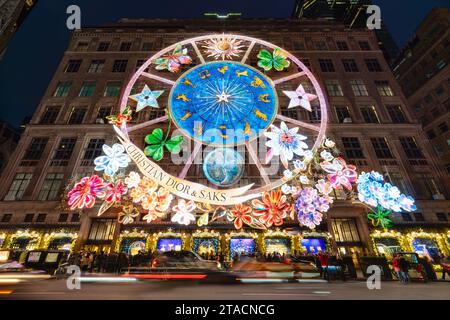 Saks Fifth Avenue (Kaufhaus) mit weihnachtlicher Lichtershow und Weihnachtsfenstern. 5th Avenue, Midtown Manhattan, New York City Stockfoto