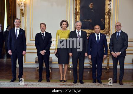 Brüssel, Belgien November 2023 30. König Philippe – Filip von Belgien und Königin Mathilde von Belgien, dargestellt während eines königlichen Empfangs mit den neu ernannten Lieferanten, die einen „königlichen Beschluss“ (Brevet van Hofleverancier – Brevet de Fournisseurs de la Cour) im Königlichen Palast in Brüssel am Donnerstag, den 30. November 2023 halten. BELGA PHOTO ERIC LALMAND Credit: Belga News Agency/Alamy Live News Stockfoto