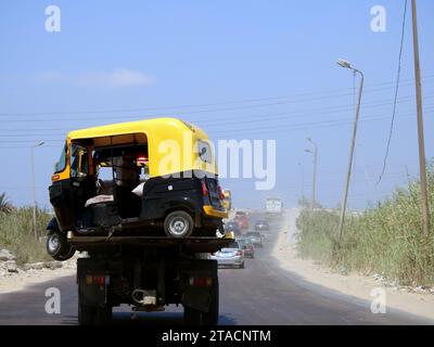 Alexandria, Ägypten, 9. September 2022: Abschlepptransporter Pritschenwagen, der Auto-Rikscha bewegt, Baby-Taxi, Mototaxi, Taube, Jonnybee, bajaj, chand Stockfoto