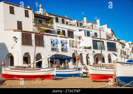 Das ursprüngliche Fischerdorf und malerische Feriendorf Calella de Palafrugell mit Segelbooten an seinem Sandstrand an der Costa Brava, Girona, Spanien Stockfoto