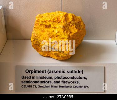 Orpiment, Arsensulfid, in der Mineraliensammlung des USU Eastern Prehistoric Museum, Price, Utah. Stockfoto