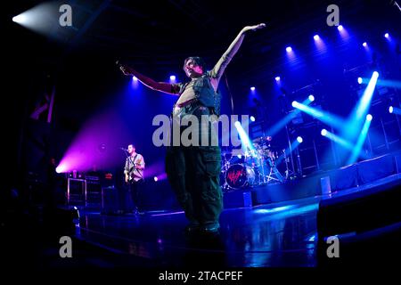 Mailand, Italien. November 2023. Die italienische Sängerin Naska tritt während eines Konzerts im Fabrique Club in Mailand auf. Quelle: SOPA Images Limited/Alamy Live News Stockfoto