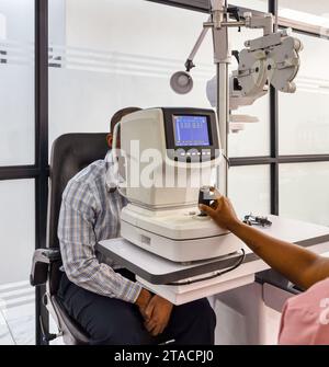 Älterer afroamerikaner beim Optometriker mit Augentest auf neue Brillen Stockfoto