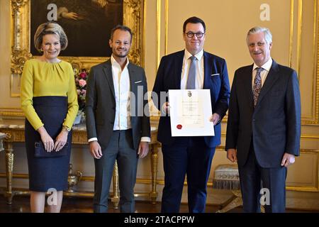 Brüssel, Belgien November 2023 30. König Philippe - Filip von Belgien, Königin Mathilde von Belgien, Jordane Georges und Stephane Bollengier von Bodart Opticiens, dargestellt bei einem königlichen Empfang mit den neu ernannten Lieferanten im Besitz eines "königlichen Vollzugs" (Brevet van Hofleverancier - Brevet de Fournisseurs de la Cour), im Königlichen Palast in Brüssel, Donnerstag, 30. November 2023 BELGA PHOTO ERIC LALMAND Credit: Belga News Agency/Alamy Live News Stockfoto