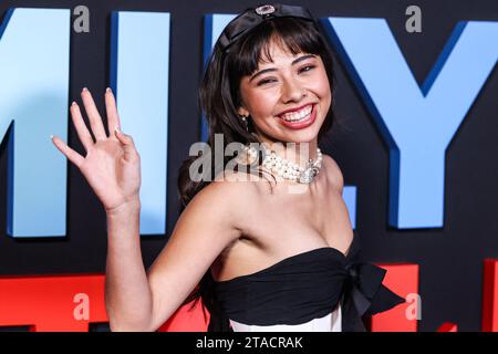 Los Angeles, Usa. November 2023. LOS ANGELES, KALIFORNIEN, USA – 29. NOVEMBER: Die US-amerikanische Schauspielerin Xochitl Gomez kommt am 29. November 2023 zur Premiere von Netflix’s „Family Switch“ im AMC The Grove 14 in Los Angeles, Kalifornien, USA. (Foto: Xavier Collin/Image Press Agency) Credit: Image Press Agency/Alamy Live News Stockfoto
