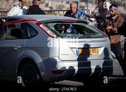 Jerusalem. November 2023 30. Dieses am 30. November 2023 aufgenommene Foto zeigt den Ort eines Attentats in Jerusalem. Mindestens fünf Menschen, darunter zwei bewaffnete Männer, wurden nach Angaben der Polizei und des Rettungsdienstes am Donnerstagmorgen bei einem Schießangriff getötet. Zwei bewaffnete Männer eröffneten das Feuer an einer Bushaltestelle am Eingang zu Jerusalem, bevor sie vor Ort getötet wurden, sagte die israelische Polizei in einer Erklärung. Quelle: Chen Junqing/Xinhua/Alamy Live News Stockfoto