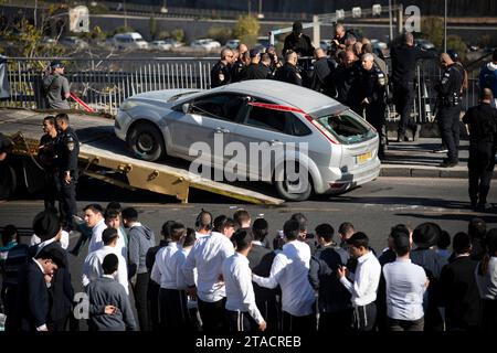 Jerusalem. November 2023 30. Dieses am 30. November 2023 aufgenommene Foto zeigt den Ort eines Attentats in Jerusalem. Mindestens fünf Menschen, darunter zwei bewaffnete Männer, wurden nach Angaben der Polizei und des Rettungsdienstes am Donnerstagmorgen bei einem Schießangriff getötet. Zwei bewaffnete Männer eröffneten das Feuer an einer Bushaltestelle am Eingang zu Jerusalem, bevor sie vor Ort getötet wurden, sagte die israelische Polizei in einer Erklärung. Quelle: Chen Junqing/Xinhua/Alamy Live News Stockfoto