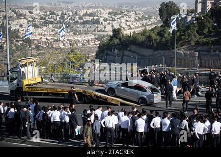 Jerusalem. November 2023 30. Dieses am 30. November 2023 aufgenommene Foto zeigt den Ort eines Attentats in Jerusalem. Mindestens fünf Menschen, darunter zwei bewaffnete Männer, wurden nach Angaben der Polizei und des Rettungsdienstes am Donnerstagmorgen bei einem Schießangriff getötet. Zwei bewaffnete Männer eröffneten das Feuer an einer Bushaltestelle am Eingang zu Jerusalem, bevor sie vor Ort getötet wurden, sagte die israelische Polizei in einer Erklärung. Quelle: Chen Junqing/Xinhua/Alamy Live News Stockfoto