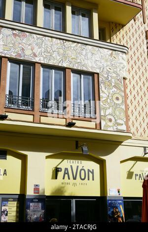 Das Theater Pavón befindet sich in der Embajadores Straße im Stadtzentrum von Madrid. Stockfoto