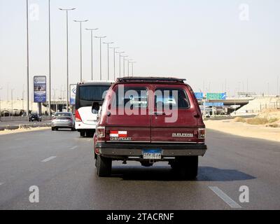 Kairo, Ägypten, 1. Oktober 2022: Chevrolet Oldtimer-Oldtimer-Oldtimer-Auto mit neuen ägyptischen Buchstaben und Zahlen, ein alter klassischer SU Stockfoto