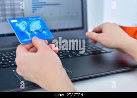 Wenn man Produkte online kauft, bezahlt er mit Kreditkarte. Online-Bezahlungs- und Einkaufskonzept Stockfoto