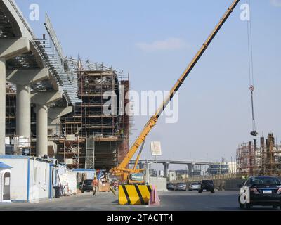 Kairo, Ägypten, 5. Oktober 2023: Kairoer Monorail-Station, die von Orascom im Bau ist, mit den Säulen, den Gleisen, dem Kran, den Gerüsten, schnell Stockfoto