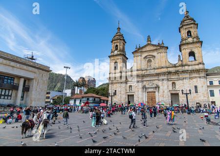 Der Vordereingang der Kathedrale Primada de Colombia an der Plaza de Bolívar in Bogotá, Kolumbien Stockfoto