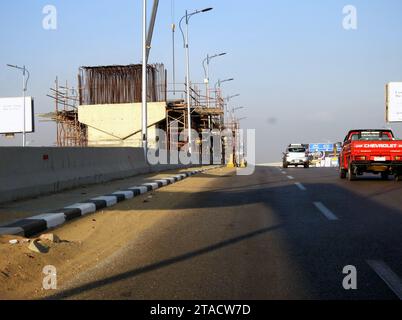 Kairo, Ägypten, 7. Oktober 2023: Monorail-Gelände in Kairo, das von der Firma Orascom gebaut wird, mit Säulen und Gleisen in New Cairo City, RAP Stockfoto