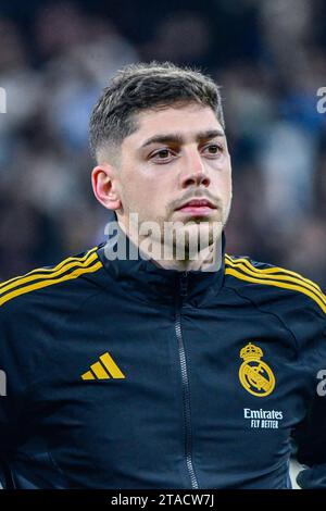 MADRID, SPANIEN - 29. NOVEMBER: Fede Valverde von Real Madrid CF zum Beginn des Spiels zwischen Real Madrid CF und SSC Napoles in der UEFA Champions League am 29. November 2023 in Santiago Bernabeu in Madrid. (Samuel Carreño/Pximages) Credit: Px Images/Alamy Live News Stockfoto