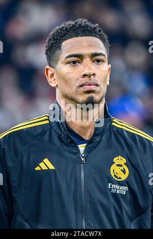 MADRID, SPANIEN - 29. NOVEMBER: Jude Bellingham von Real Madrid CF zum Beginn des Spiels zwischen Real Madrid CF und SSC Napoles in der UEFA Champions League am 29. November 2023 in Santiago Bernabeu in Madrid. (Samuel Carreño/Pximages) Credit: Px Images/Alamy Live News Stockfoto
