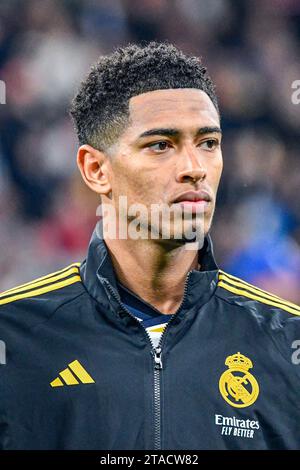 MADRID, SPANIEN - 29. NOVEMBER: Jude Bellingham von Real Madrid CF zum Beginn des Spiels zwischen Real Madrid CF und SSC Napoles in der UEFA Champions League am 29. November 2023 in Santiago Bernabeu in Madrid. (Samuel Carreño/Pximages) Credit: Px Images/Alamy Live News Stockfoto