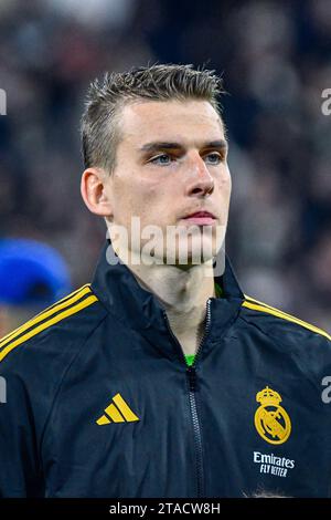 MADRID, SPANIEN - 29. NOVEMBER: Andriy Lunin von Real Madrid CF beim Start des Spiels zwischen Real Madrid CF und SSC Napoles in der UEFA Champions League am 29. November 2023 in Santiago Bernabeu in Madrid. (Samuel Carreño/Pximages) Credit: Px Images/Alamy Live News Stockfoto