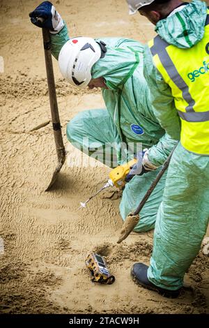 HALSTEREN - Mitarbeiter der Provinz Nord-Brabant beginnen mit der Sanierung einer Drogenauslassgrube in de Brabantse Wal. Der Boden ist durch Ableitungen von Chemikalien kontaminiert, die zur Herstellung von Medikamenten verwendet werden. ANP ROB ENGELAAR niederlande aus - belgien aus Stockfoto