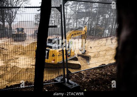 HALSTEREN - Mitarbeiter der Provinz Nord-Brabant beginnen mit der Sanierung einer Drogenauslassgrube in de Brabantse Wal. Der Boden ist durch Ableitungen von Chemikalien kontaminiert, die zur Herstellung von Medikamenten verwendet werden. ANP ROB ENGELAAR niederlande aus - belgien aus Stockfoto