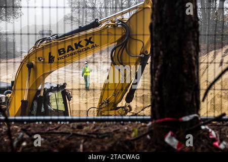 HALSTEREN - Mitarbeiter der Provinz Nord-Brabant beginnen mit der Sanierung einer Drogenauslassgrube in de Brabantse Wal. Der Boden ist durch Ableitungen von Chemikalien kontaminiert, die zur Herstellung von Medikamenten verwendet werden. ANP ROB ENGELAAR niederlande aus - belgien aus Stockfoto