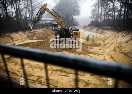 HALSTEREN - Mitarbeiter der Provinz Nord-Brabant beginnen mit der Sanierung einer Drogenauslassgrube in de Brabantse Wal. Der Boden ist durch Ableitungen von Chemikalien kontaminiert, die zur Herstellung von Medikamenten verwendet werden. ANP ROB ENGELAAR niederlande aus - belgien aus Stockfoto