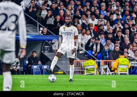 MADRID, SPANIEN - 29. NOVEMBER: Antonio Rüdiger von Real Madrid CF kontrolliert den Ball während des Spiels zwischen Real Madrid CF und SSC Napoles in der UEFA Champions League am 29. November 2023 in Santiago Bernabeu in Madrid. (Samuel Carreño/Pximages) Credit: Px Images/Alamy Live News Stockfoto