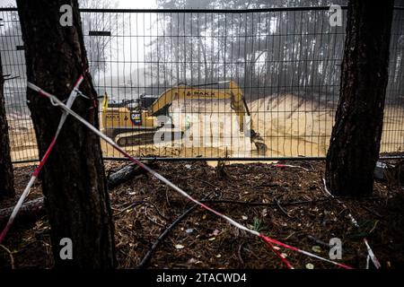 HALSTEREN - Mitarbeiter der Provinz Nord-Brabant beginnen mit der Sanierung einer Drogenauslassgrube in de Brabantse Wal. Der Boden ist durch Ableitungen von Chemikalien kontaminiert, die zur Herstellung von Medikamenten verwendet werden. ANP ROB ENGELAAR niederlande aus - belgien aus Stockfoto