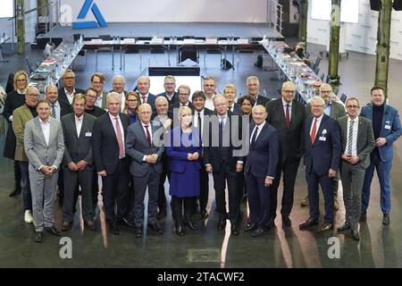 30. November 2023, Hamburg: Peter Tschentscher (vorne 4. Von links, SPD), erster Bürgermeister von Hamburg, Andreas Bovenschulte (5. Von rechts, SPD), Bürgermeister von Bremen, und Stephan weil (10. Von rechts, SPD), Ministerpräsident von Niedersachsen, und die Teilnehmer der Energiekonvention im Rahmen der Norddeutschen Konferenz (KND) stehen gemeinsam im Konferenzraum auf dem Gelände des Kupferherstellers Aurubis AG. Die Regierungschefs der nördlichen staaten sind zusammengekommen, um Energiepolitik zu diskutieren. Sie sprachen auch mit Vertretern der Industrie- und Handelskammern und der Wirtschaftsverbände Stockfoto