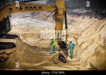 HALSTEREN - Mitarbeiter der Provinz Nord-Brabant beginnen mit der Sanierung einer Drogenauslassgrube in de Brabantse Wal. Der Boden ist durch Ableitungen von Chemikalien kontaminiert, die zur Herstellung von Medikamenten verwendet werden. ANP ROB ENGELAAR niederlande aus - belgien aus Stockfoto