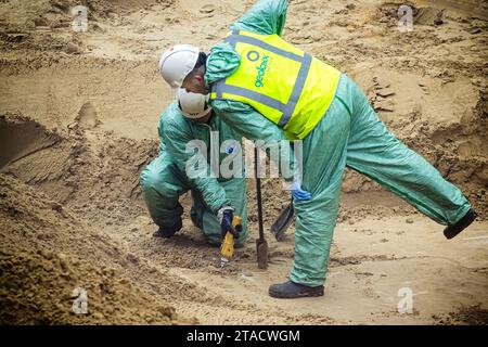 HALSTEREN - Mitarbeiter der Provinz Nord-Brabant beginnen mit der Sanierung einer Drogenauslassgrube in de Brabantse Wal. Der Boden ist durch Ableitungen von Chemikalien kontaminiert, die zur Herstellung von Medikamenten verwendet werden. ANP ROB ENGELAAR niederlande aus - belgien aus Stockfoto