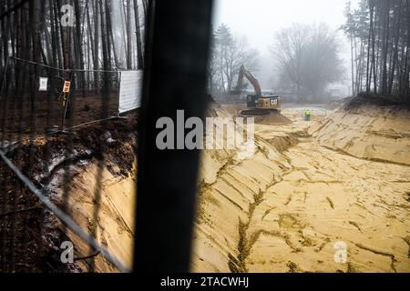 HALSTEREN - Mitarbeiter der Provinz Nord-Brabant beginnen mit der Sanierung einer Drogenauslassgrube in de Brabantse Wal. Der Boden ist durch Ableitungen von Chemikalien kontaminiert, die zur Herstellung von Medikamenten verwendet werden. ANP ROB ENGELAAR niederlande aus - belgien aus Stockfoto