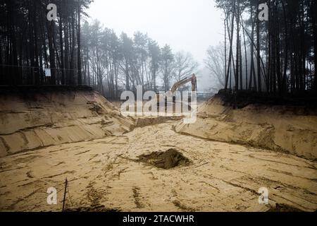 HALSTEREN - Mitarbeiter der Provinz Nord-Brabant beginnen mit der Sanierung einer Drogenauslassgrube in de Brabantse Wal. Der Boden ist durch Ableitungen von Chemikalien kontaminiert, die zur Herstellung von Medikamenten verwendet werden. ANP ROB ENGELAAR niederlande aus - belgien aus Stockfoto