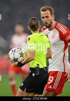 Stephanie FRAPPART (Schiedsrichterin, Schiedsrichterin) Mit Ball In ...