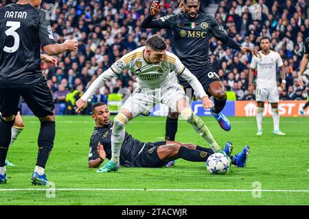 MADRID, SPANIEN - 29. NOVEMBER: Fede Valverde von Real Madrid CF kontrolliert den Ball im Rivalen-Bereich während des Spiels zwischen Real Madrid CF und SSC Napoles der UEFA Champions League am 29. November 2023 in Santiago Bernabeu in Madrid. (Samuel Carreño/Pximages) Credit: Px Images/Alamy Live News Stockfoto