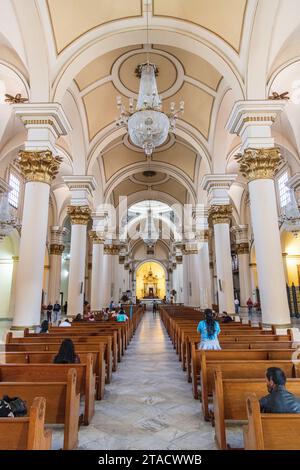 In der Kathedrale Primada de Colombia mit betenden Menschen in Bogotá, Kolumbien Stockfoto